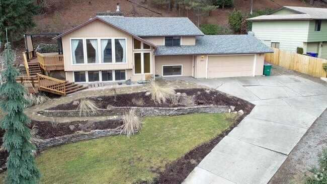 Building Photo - 4 Bed 3 Bath North Side Home nearly 2400 s...