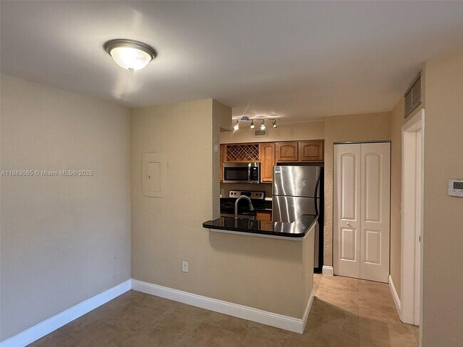 Building Photo - 2820 N Oakland Forest Dr Unit 102
