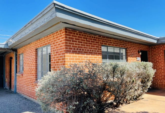 Building Photo - Expansive Elegant and Modern Stunning 3 Be...