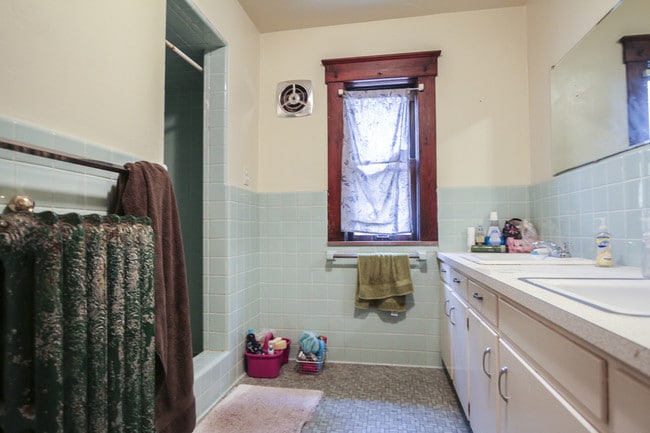 2nd Floor Bathroom