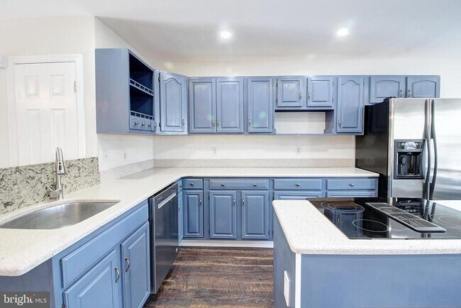 Photo - 42 Victoria Square