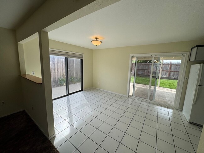 Photo - 566 Meadow Ln