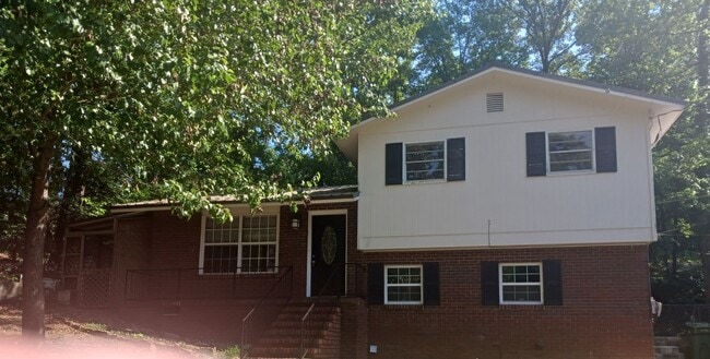 Building Photo - 4 Bedroom Home Available Now!