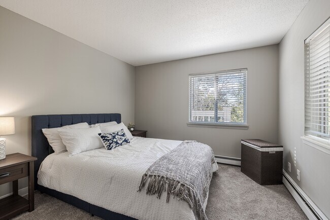 Photo - Royal Oaks Apartments