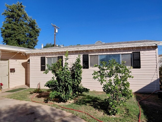 Building Photo - Spacious 3-Bedroom Home