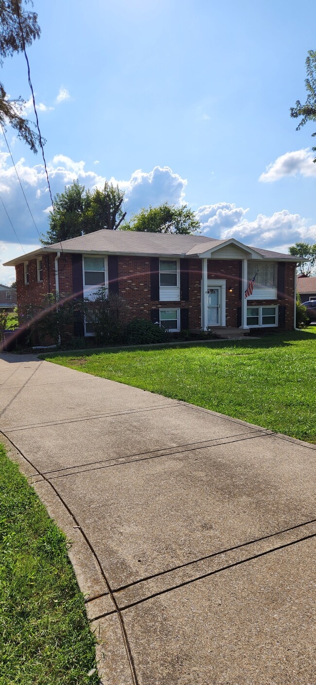 Photo - 114 Maureen Dr