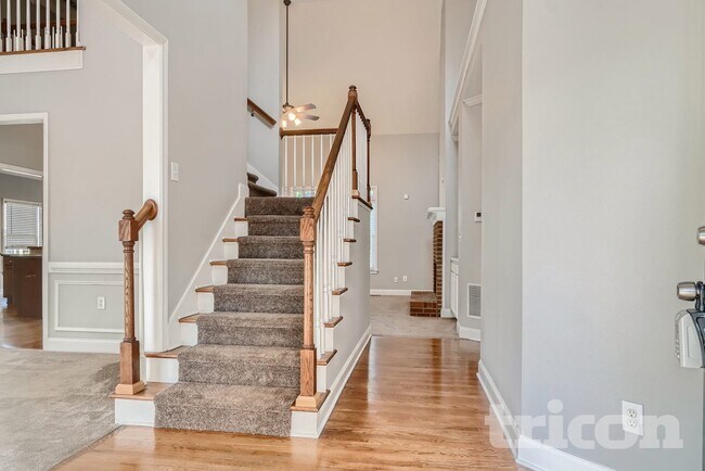 Photo - 3587 Vern Way NE
