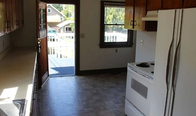 Photo - 6 bedroom, 2 Bath Home Available in August!