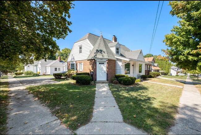 Photo - 191 E Division St NE