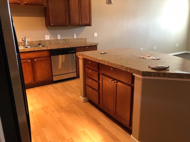 Building Photo - 2BD/2BA condo w/ great kitchen, W/D, pool, garage & more!