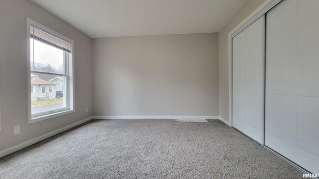 Photo - 807 Hatterman St