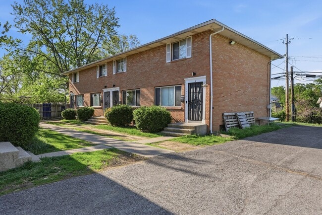 Building Photo - 1759 Lonsdale Rd Unit B
