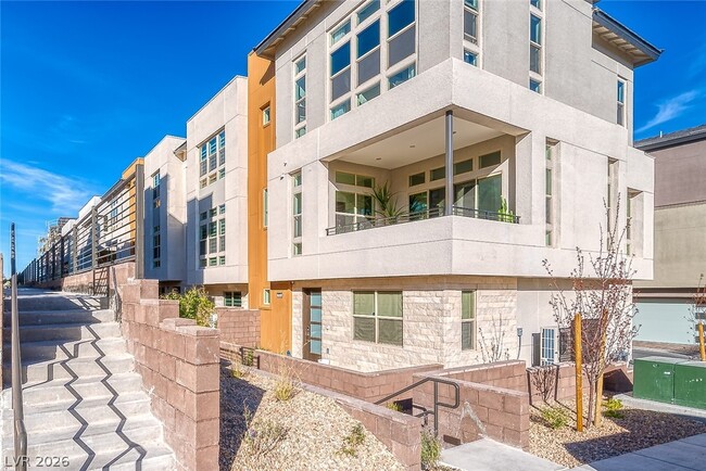 Photo - 639 Grey Saker St