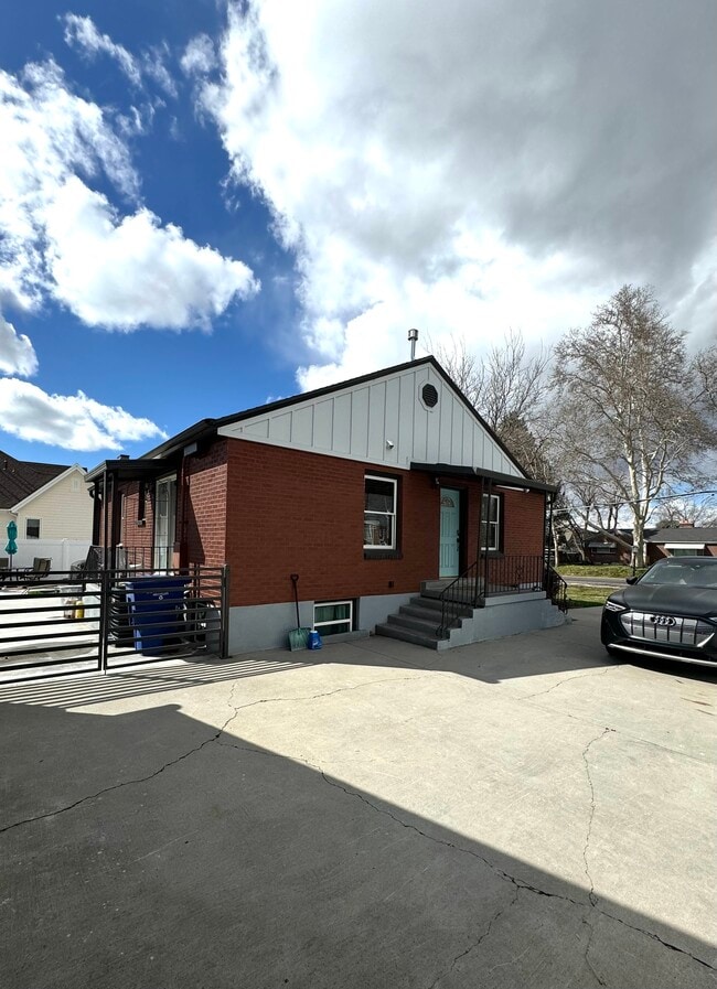 Photo - 1940 Spring Ln