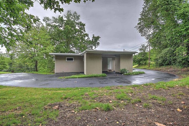 Photo - Renovated 3–4 Bedroom Home for Rent | 2,700+ Sq Ft | Bristol TN