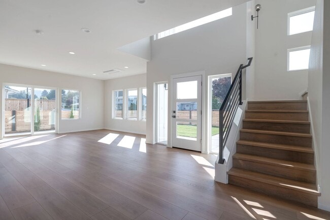 Photo - Beautiful new construction homer in Pacifi...