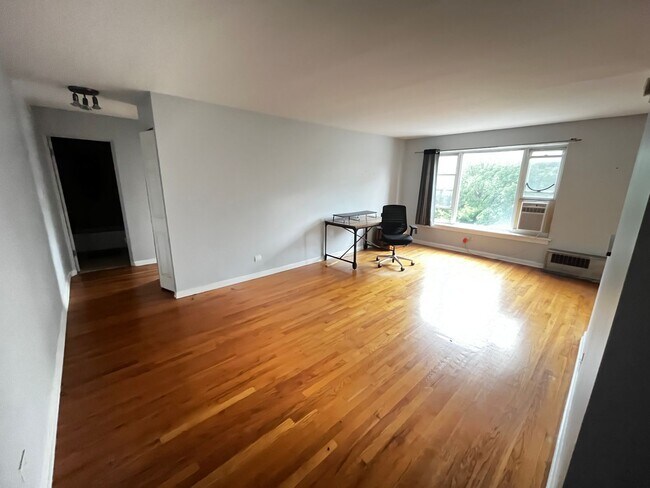 Photo - Spacious Updated 1 Bed / 1 Bath in Prime Rogers Park Location – In-Unit Laundry! Unit 2424 W Estes #3F