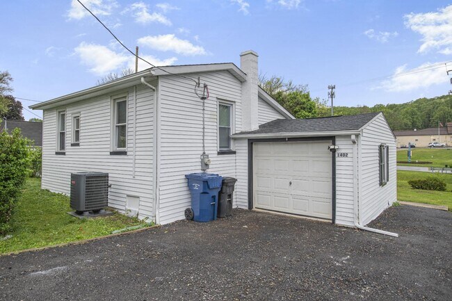 Photo - 1402 Valley Rd