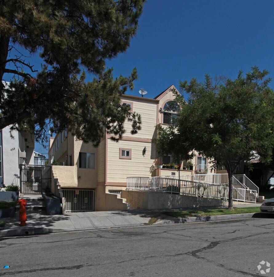 Photo - 437 E Cedar Ave