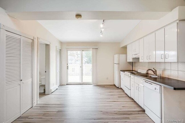 Photo - 75 Maxwell Ave Unidad B