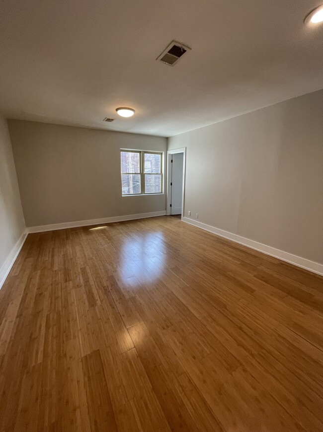 Photo - 1047 W Madison St Apartments Unit 203