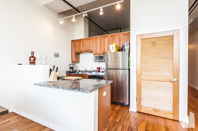 Photo - 1645 W Ogden Ave Unidad 718