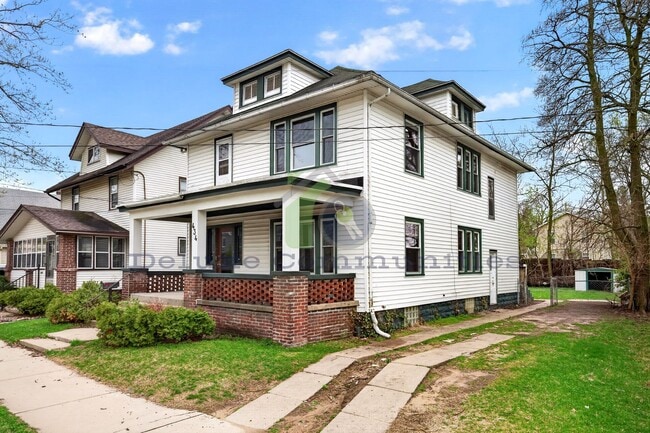 Photo - Beautiful Two Bedroom Lower Unit! Available NOW!!