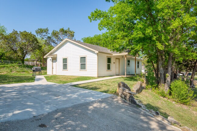 Photo - 1124 Comanche Cove Dr House
