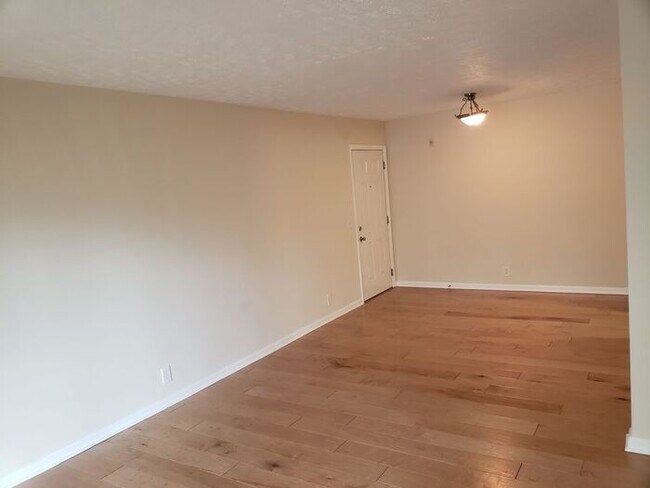 Photo - South Nashville Flat Overlooking Pool Unidad B-8