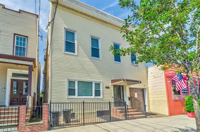 Building Photo - 419 22nd St Unit 3