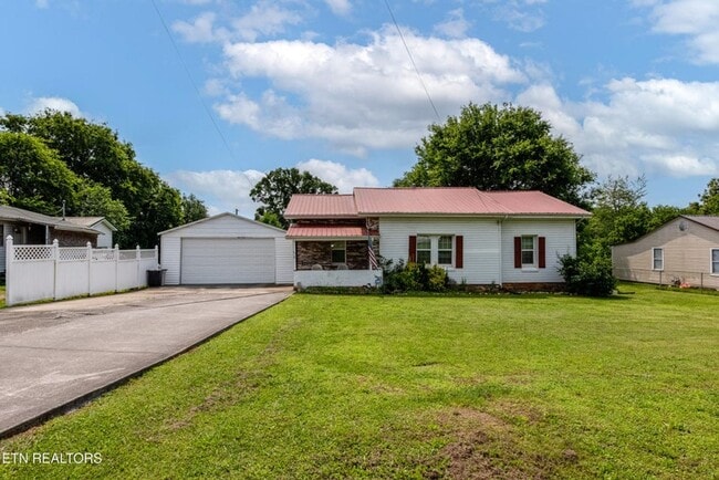 Building Photo - Maryville 37804 - 2 bedroom, 1 bath home w...