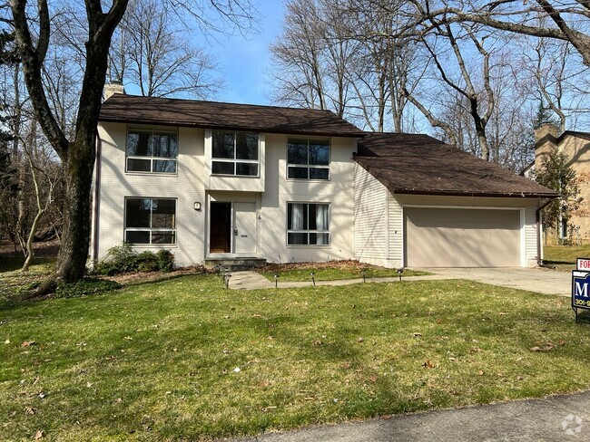 Building Photo - Spacious Home Close to Everything!