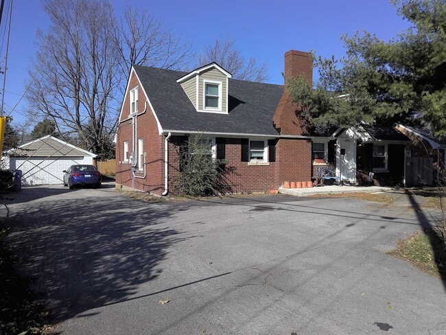 Building Photo - 1775 Harrodsburg Rd Unit 2nd floor