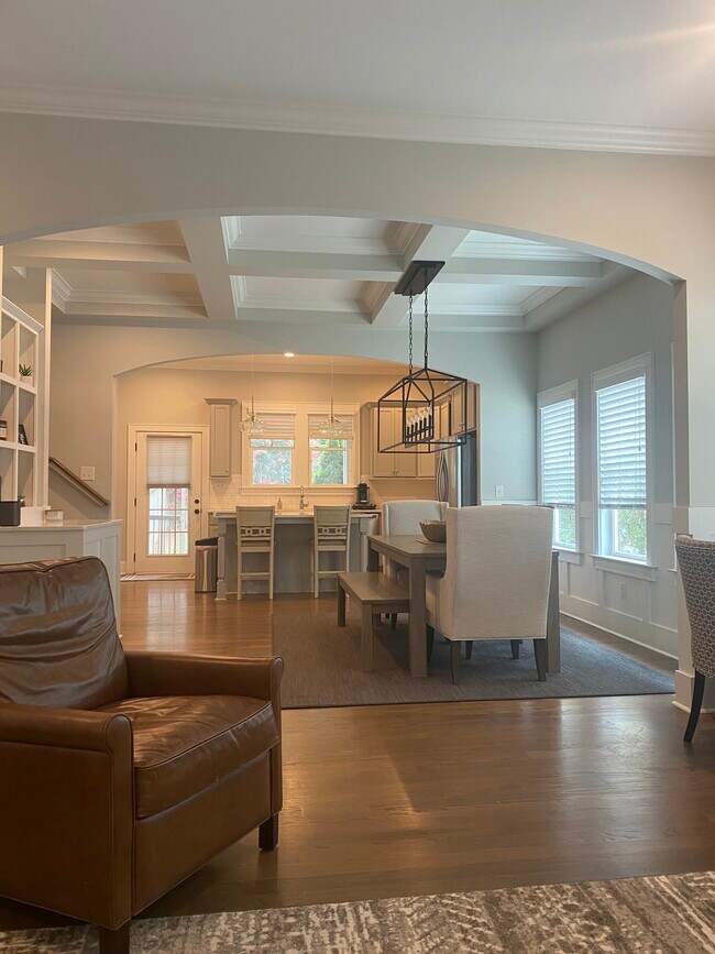 sala de estar y comedor, abiertos - 2556 Vail Ave