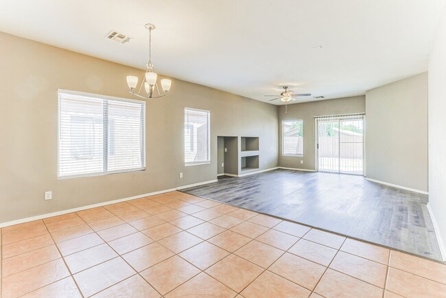 Photo - 30225 N Royal Oak Way