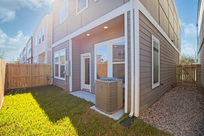 Building Photo - 9906 Clark Cyn Ln