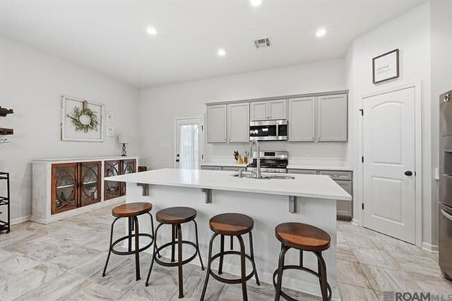 Building Photo - 4 Bedroom House Near LSU on Burbank