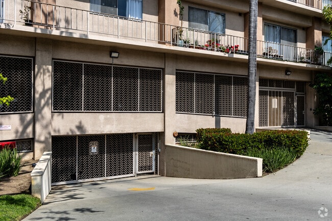 Entrada al garaje - 100 S Doheny Dr