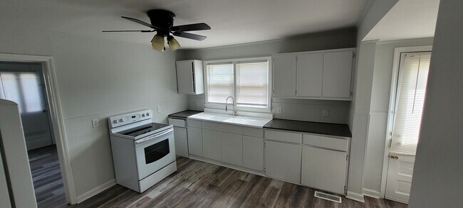 Photo - 914 Cranbrook St