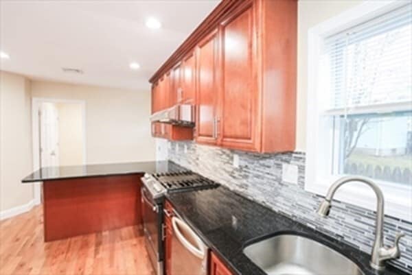 Photo - 118 Charles St