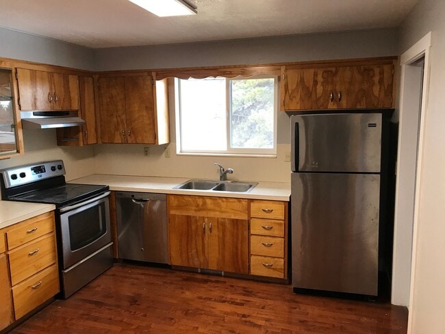 Building Photo - Spacious 5-Bedroom Home with Large Yard in Centerville!
