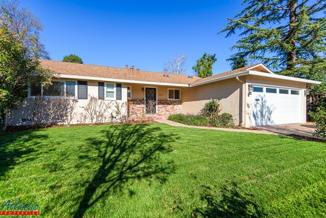 Building Photo - Gorgeous Home | Desirable Location