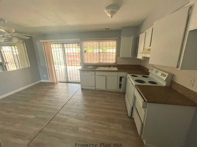 "Charming 2-Bed, 2-Bath Oasis in Phoenix – Cozy Comfort Awaits!"
