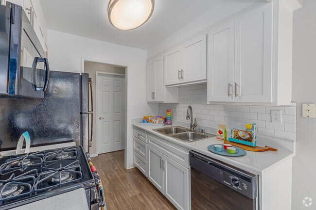 2BR, 2BA - 1,013SF - Kitchen