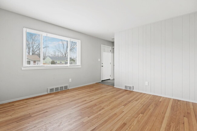 Photo - 32325 Parkwood St