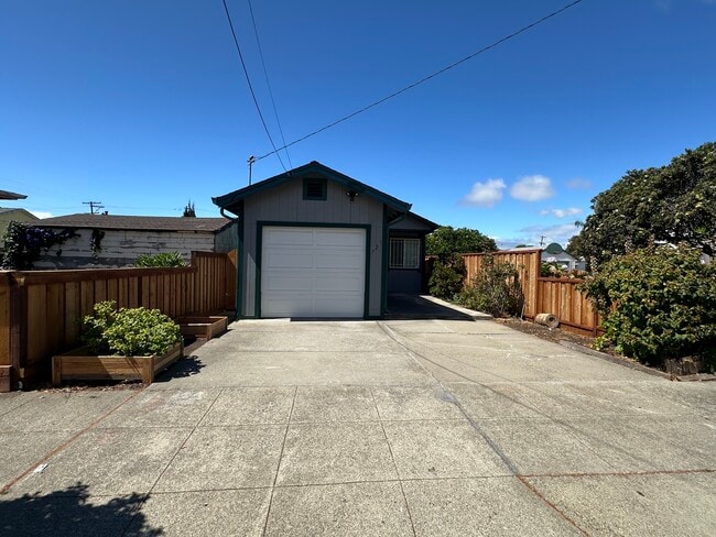 Deep setback offers privacy & curb appeal in quiet Belding Woods. - 721 15th St Rental