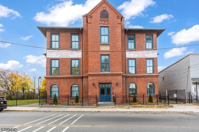 Building Photo - 70 Roseville Ave Unit 3B