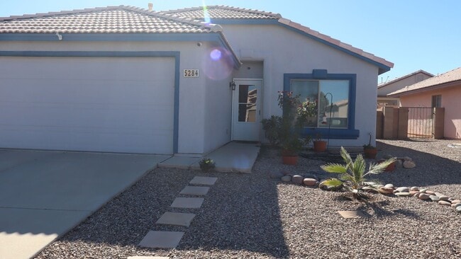 Building Photo - Furnished 3 Bedroom home