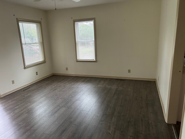 LIVING ROOM - 808 N Sheridan St