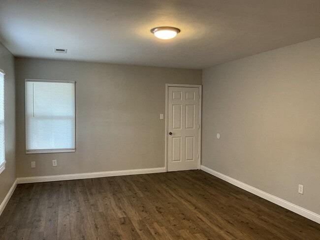 121 Iris Dr